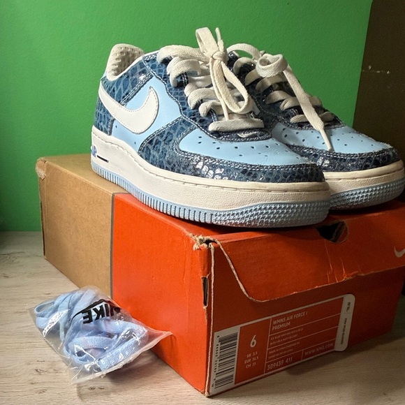 Nike Shoes - Nike Air Force 1 Premium Snakeskin size 6